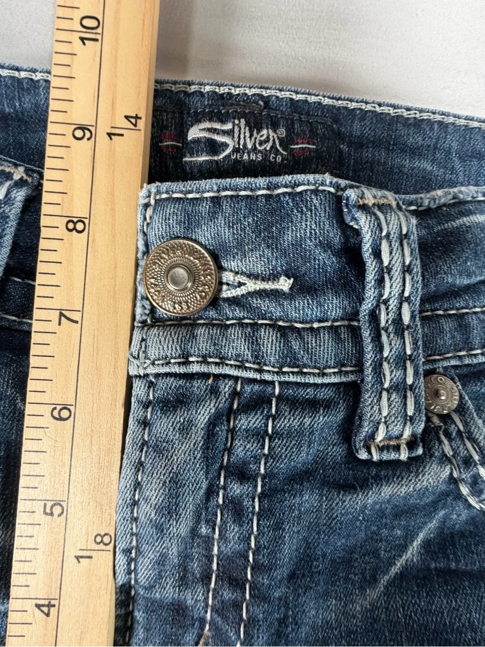 Silver Suki Crop/Capri Blue Jeans Stressed W 29/L 22 1/2 #977